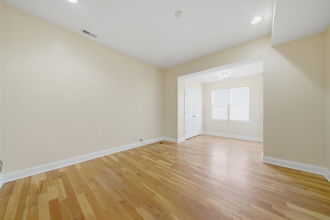 Building Photo - 4742 N Sawyer Ave