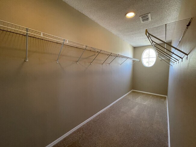 Building Photo - Amazing Large 4/2 Pool Home in Orlando