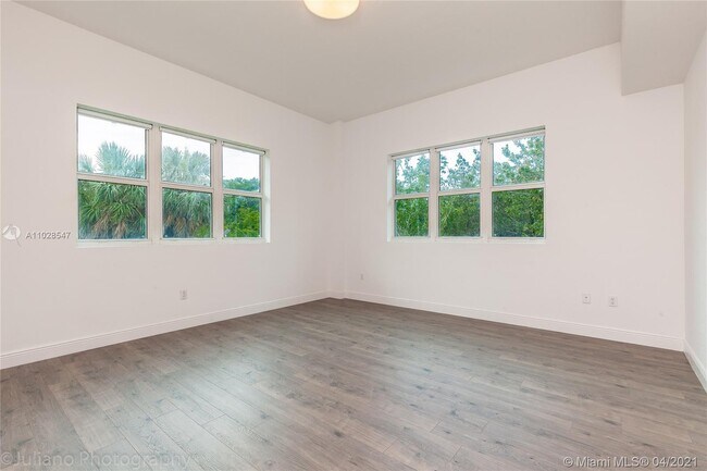 Building Photo - 15051 Royal Oaks Ln