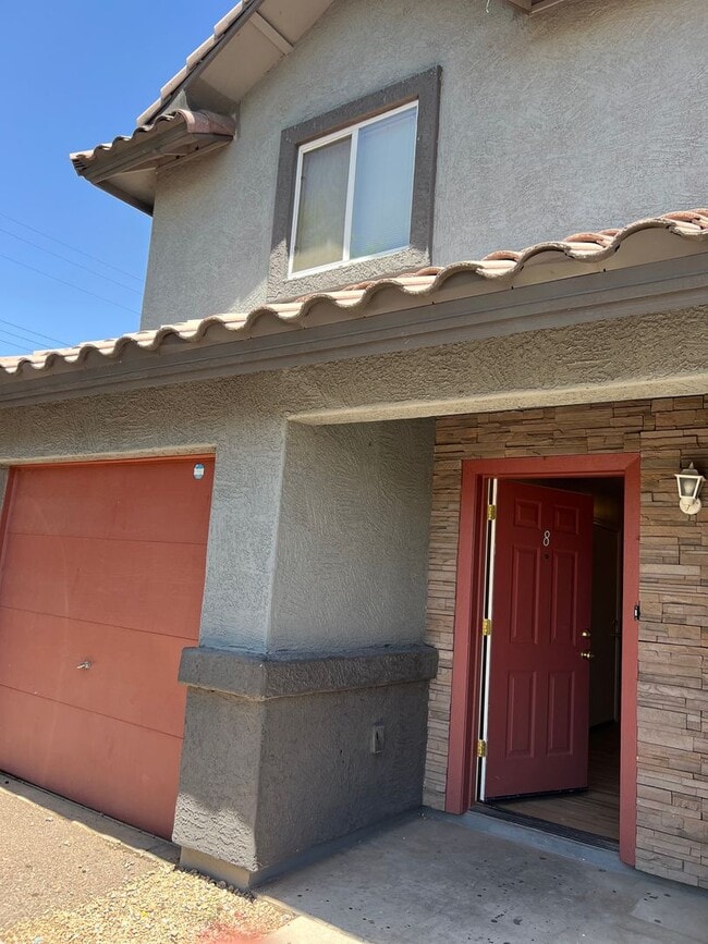 Building Photo - South Phoenix 3 Bed 2.5 Bath Single Garage