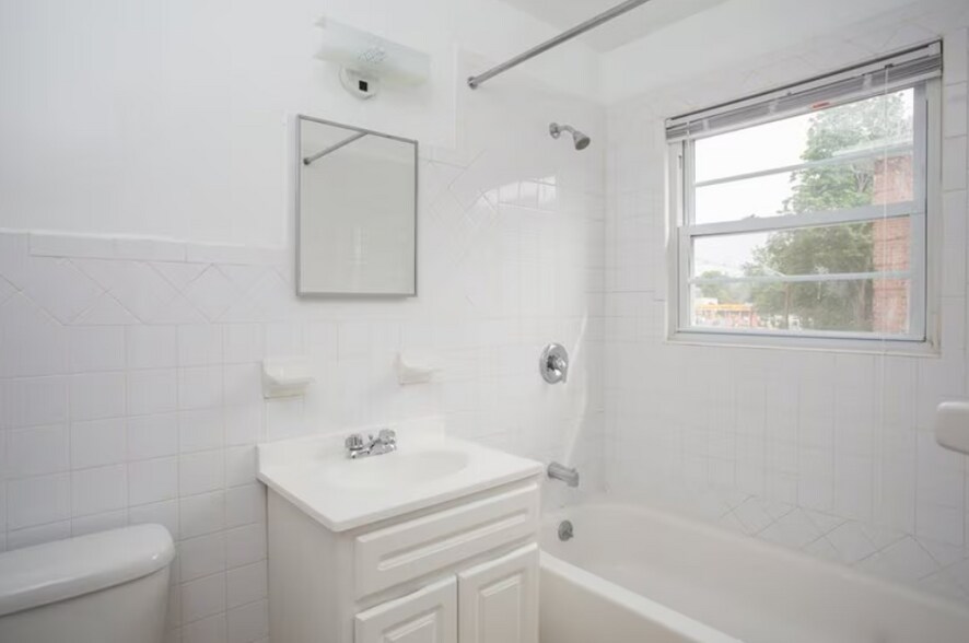 Building Photo - 118 Inslee Pl