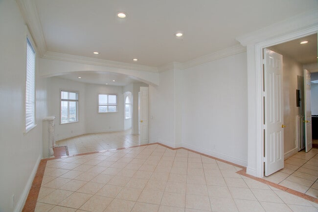 Building Photo - 4318 Mesa St