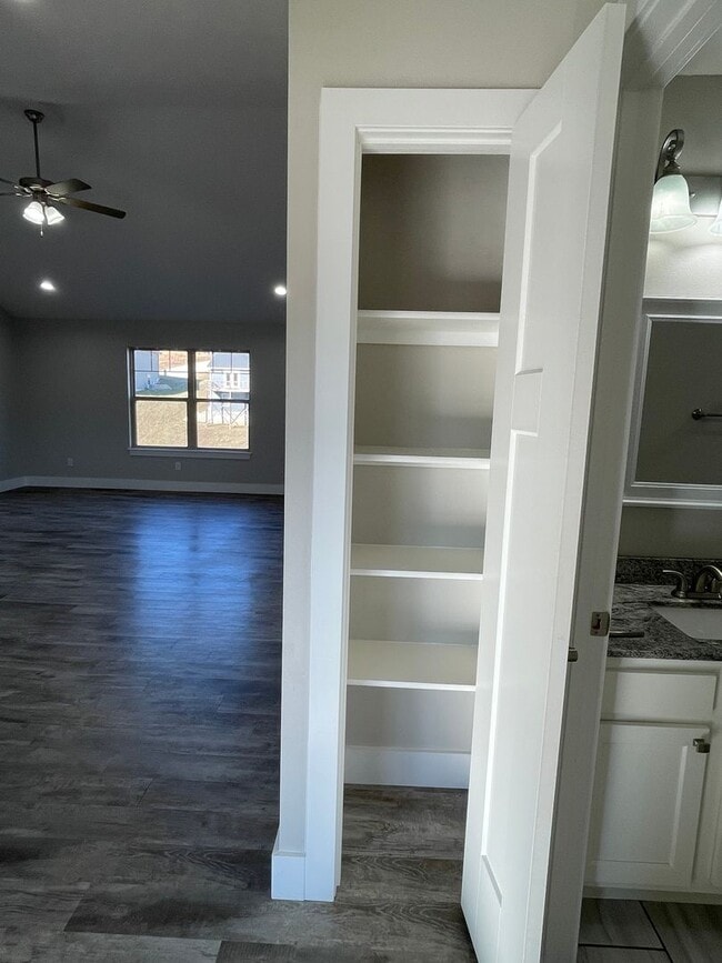 Building Photo - Built in 2020! 3 Bed 2 Bath w/ FENCE and UF Walk Out Basement