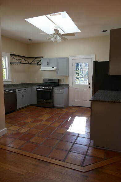 Building Photo - 145 S Columbia Dr