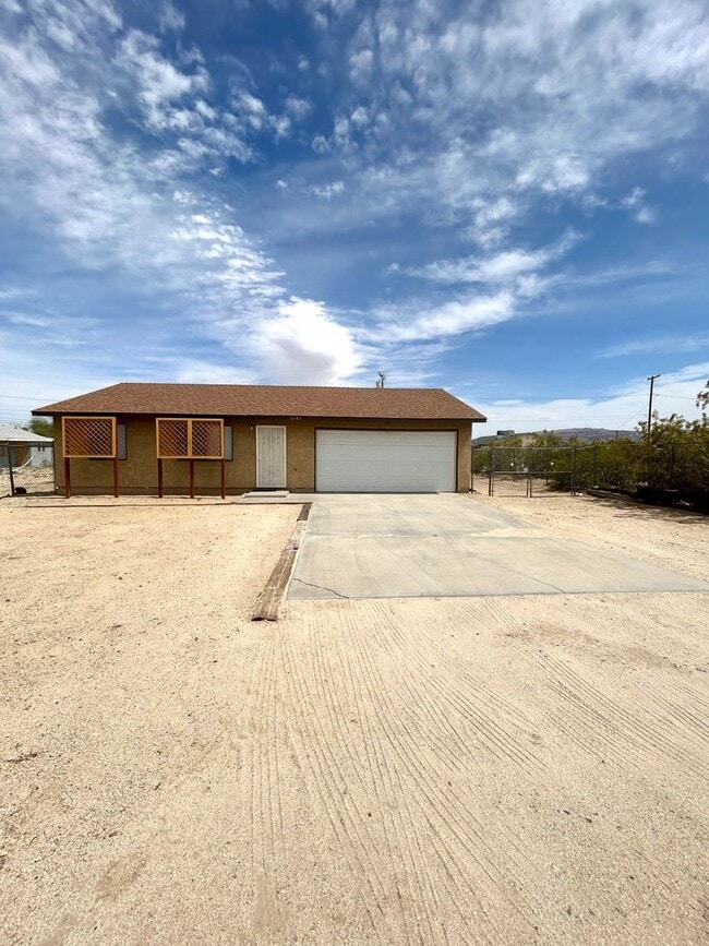 Building Photo - 2 Bedroom 1 Bathroom Home Close To Town
