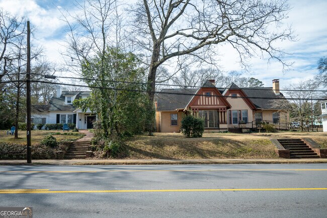 Building Photo - 130 University Dr