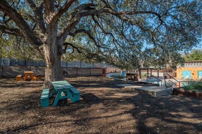 Building Photo - 2905 Saville Loop