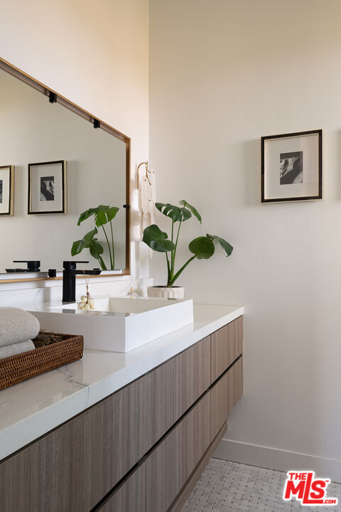 Building Photo - 5192 Parkway Calabasas