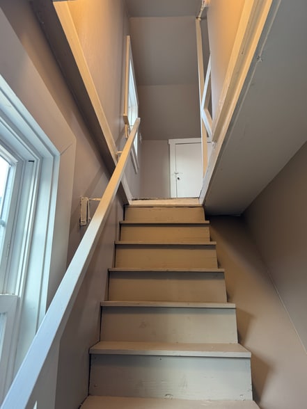 Building Photo - 515 E 9th St