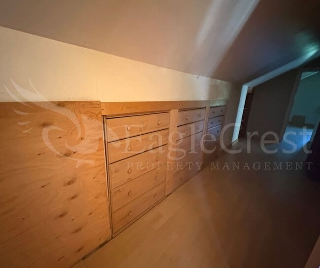 Building Photo - Large 8-Bedroom Home Across from Whitman College – Lawn Care Included