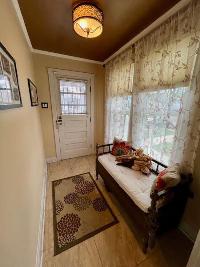 Building Photo - Fully Furnished Beautifully Restored Vinta...