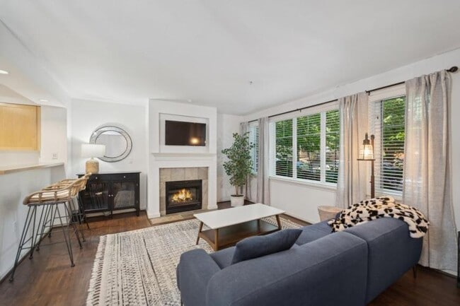 Building Photo - 2 bedroom in Seattle WA 98107