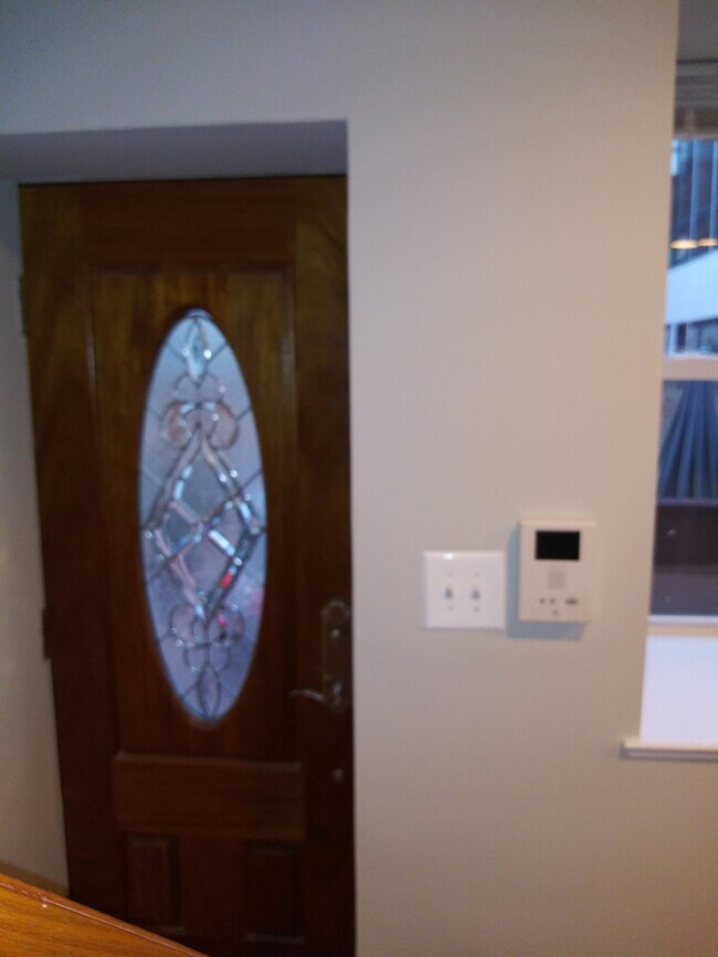 Building Photo - 733 Carpenter St