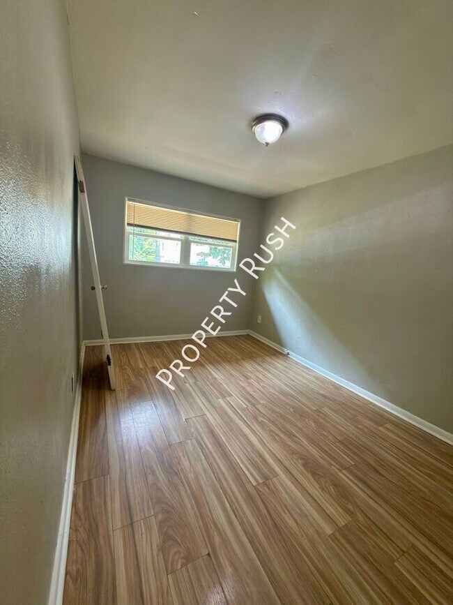 Building Photo - 708 W 47th St
