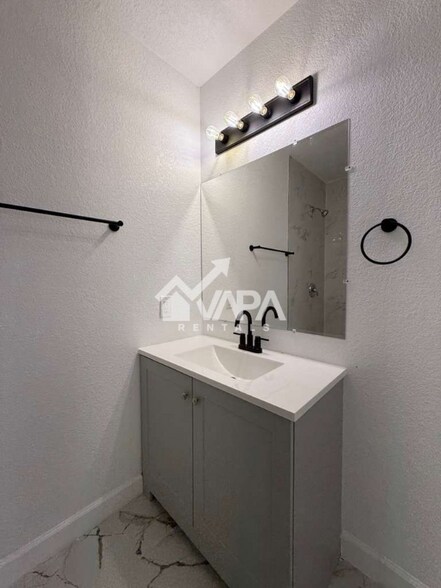 Building Photo - 411 Yolanda Dr