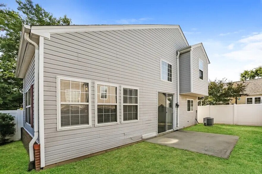 Building Photo - 8611 Meadowmont View Dr