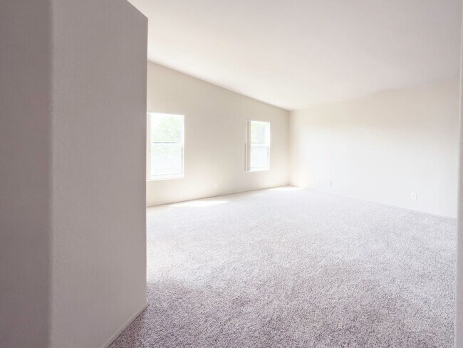 Building Photo - RARE 6 BEDROOM HOME FOR RENT IN OPTIMUM LO...