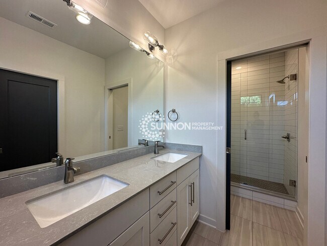 Building Photo - 3 Bed 3.5 Bath Townhome in NODA