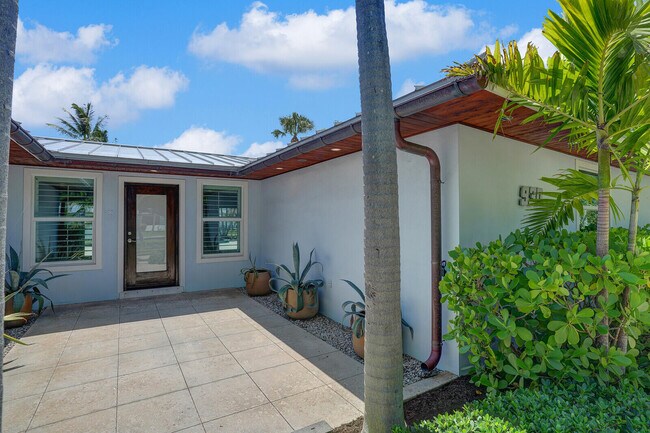 Building Photo - 930 S Lakeside Dr