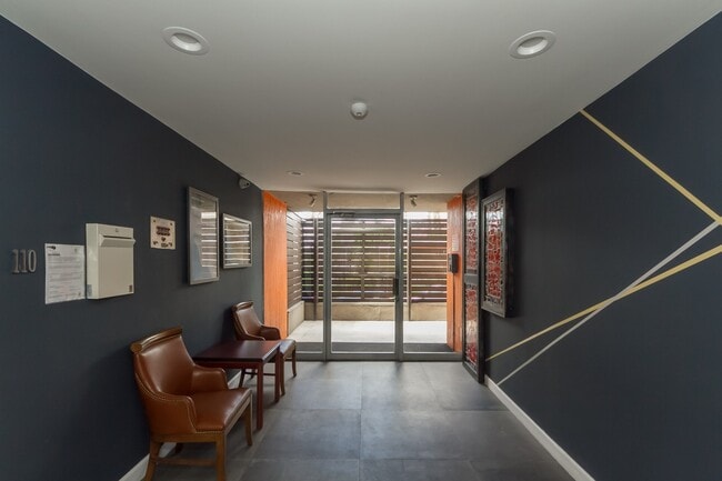 Building Photo - 932 South Westmoreland Avenue, Unit 308