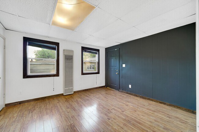 Building Photo - 3 Bedroom 1 Bathroom Apartment for Rent!