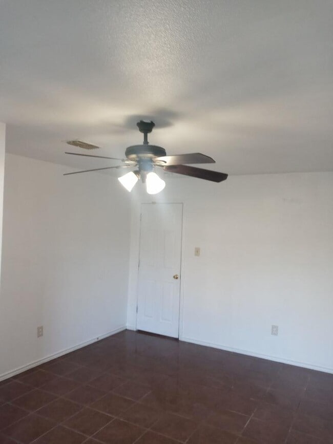 Building Photo - 2 bedroom and 1 bathroom unit ready to move in in Charlotte.