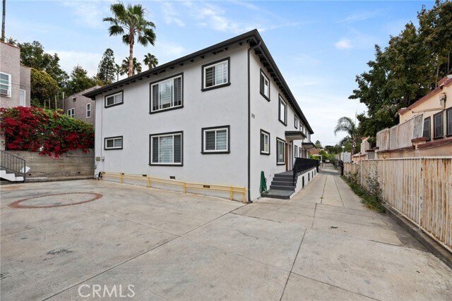 Building Photo - 2027 Vista Del Mar Ave