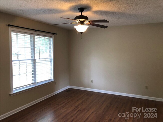 Building Photo - 703 Battleground Rd