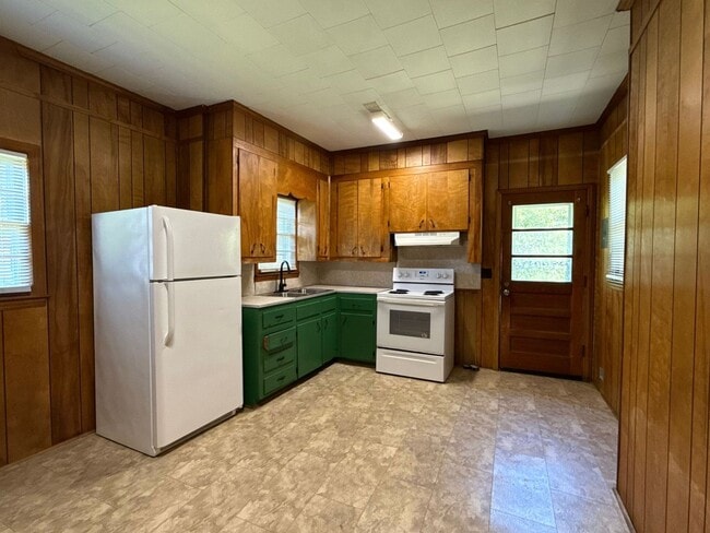 Building Photo - 3 Bedroom 1 Bath Home With Large Front Porch