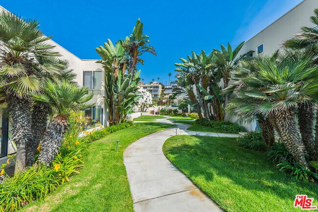 Building Photo - 7301 Vista Del Mar