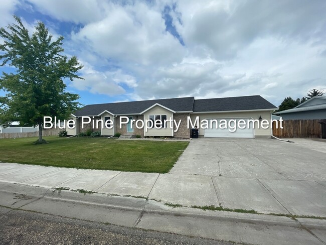 Primary Photo - 810 Tennis Ct Dr