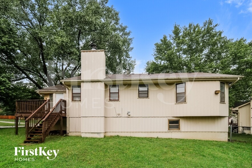 Building Photo - 804 NE Karapat Dr