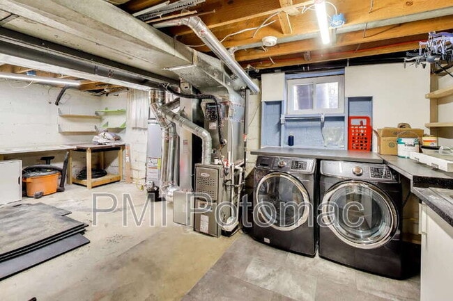 Building Photo - 1915 Henry Rd