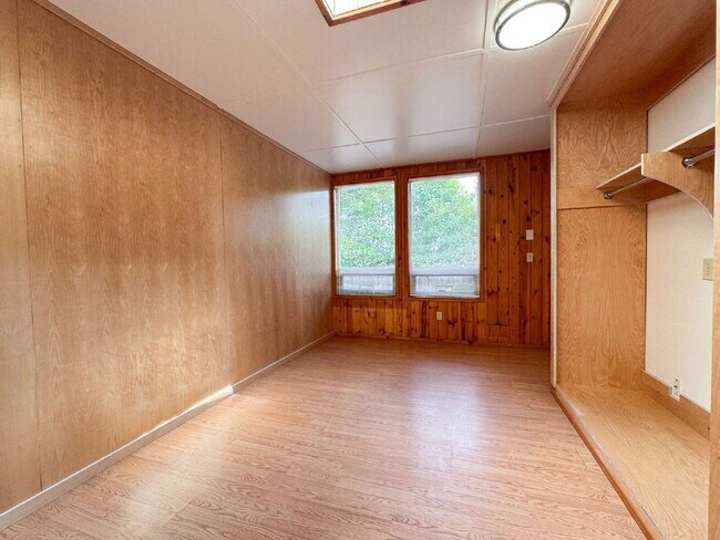 Building Photo - Freshly Updated 4-Bed Retreat Centrally Located in Bellingham