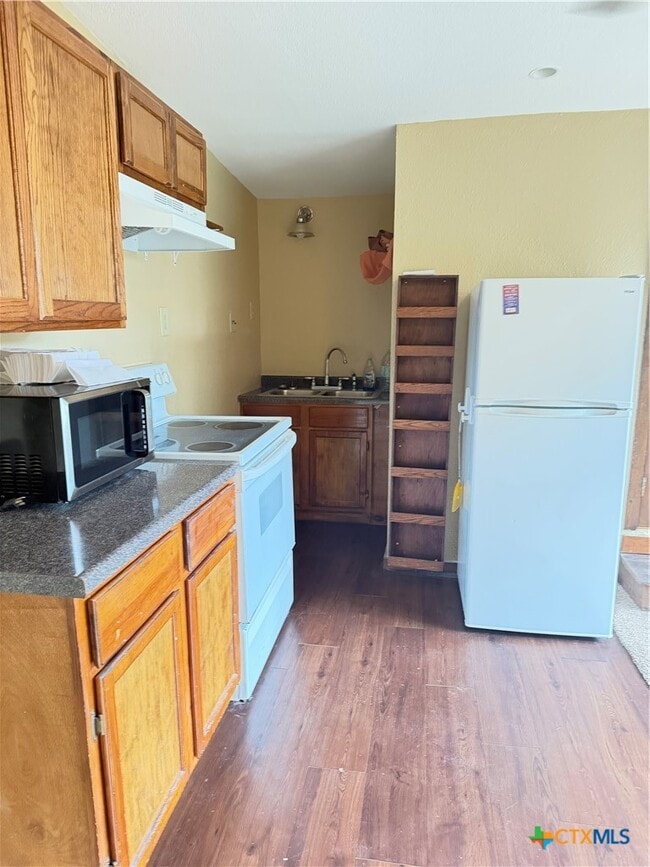 Building Photo - 365 S Sycamore Ave