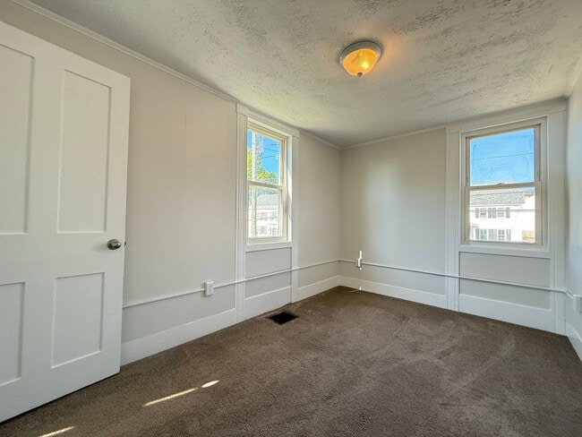 Building Photo - 208 Main St