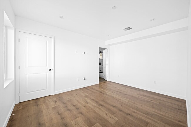 Building Photo - 6832 Hazeltine Ave