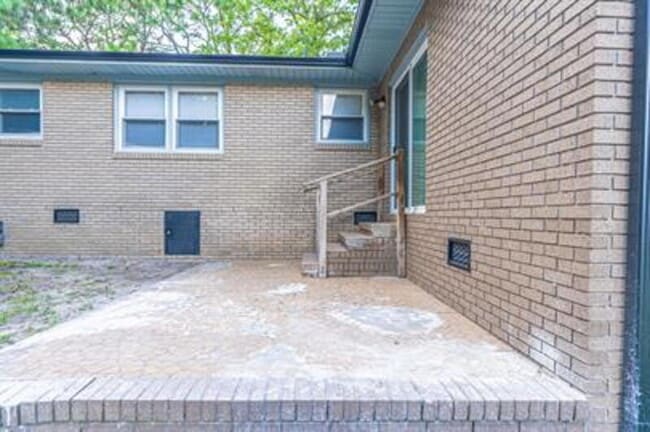 Building Photo - 205 N Glover St