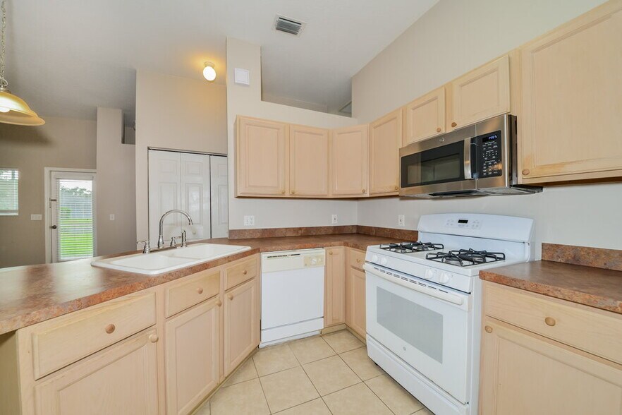 Building Photo - 6210 Blackberry Ln