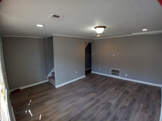 Building Photo - 3Br/1.5Ba Fully Renovated Townhouse