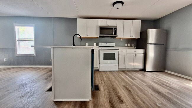 Building Photo - PCB Rental 2 BR / 1 BA - Convenient to it ...
