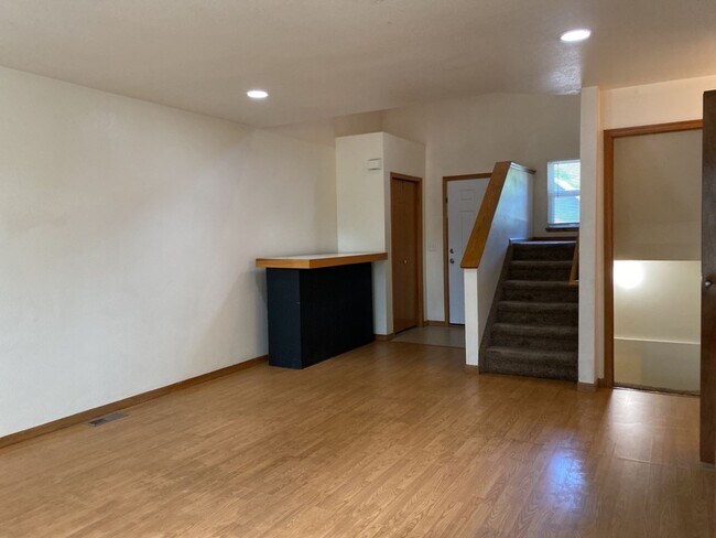 Building Photo - STUDENTS WELCOME! Single-Family Home Walking Distance to CSU!