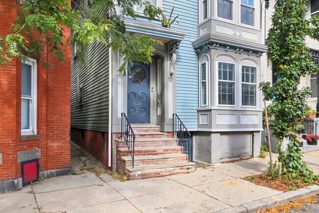 Primary Photo - 50 Monmouth St