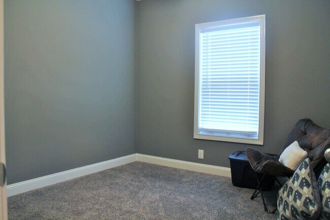 Building Photo - 256 Azalea Dr