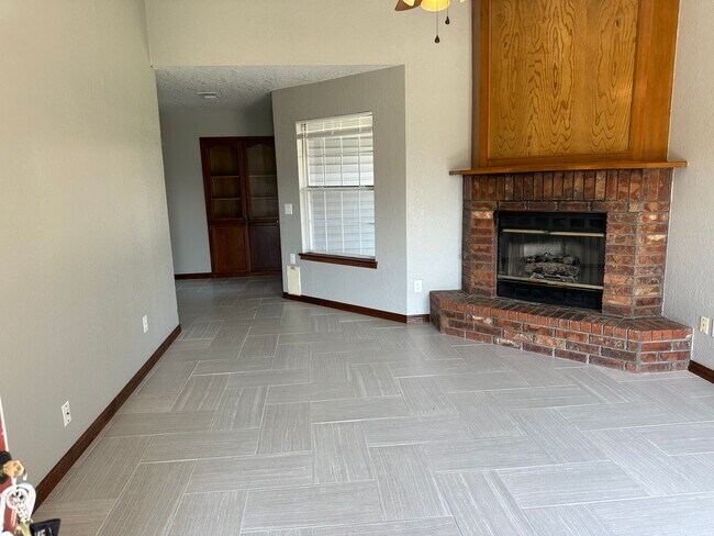 Building Photo - 2605 Briarcliff Dr