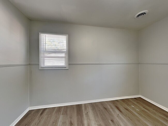 Building Photo - Beautiful 4BR 1BA Home w/  Granite Counters, Stainless Steel Appliances and Big Backyard in Grand...