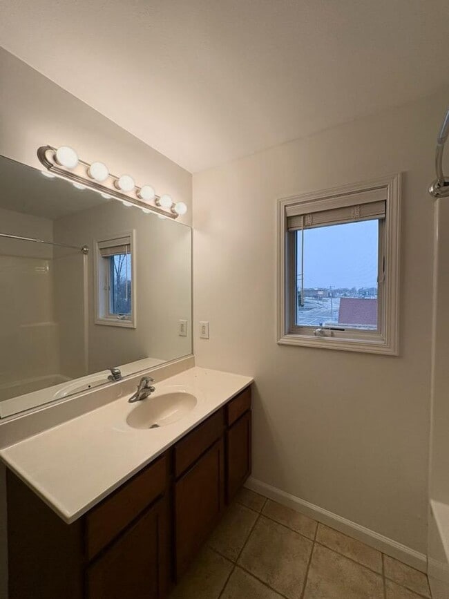 Building Photo - Updated Townhouse near Downtown Bloomington!