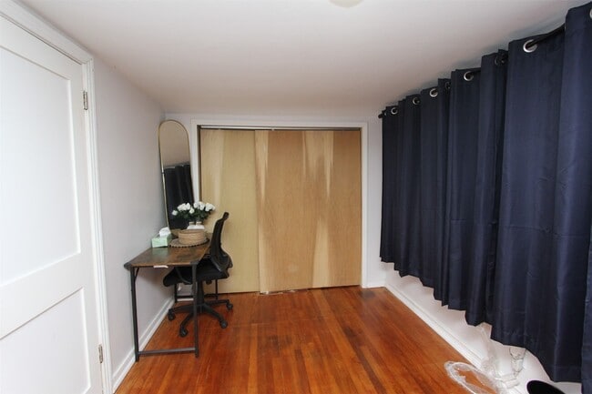 Building Photo - 701 Delano Ave