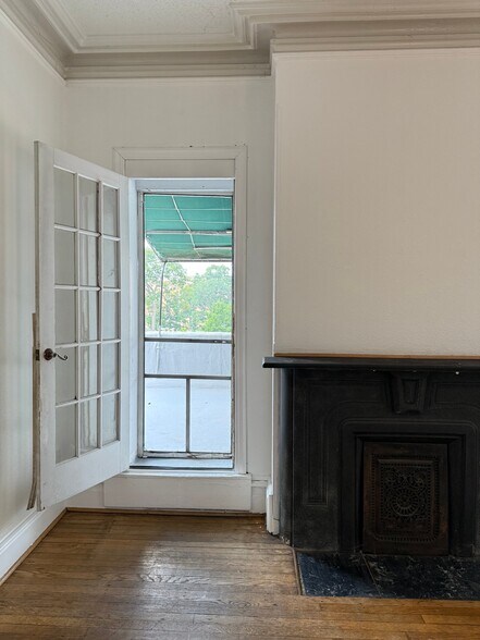 Building Photo - 346 S Rose St