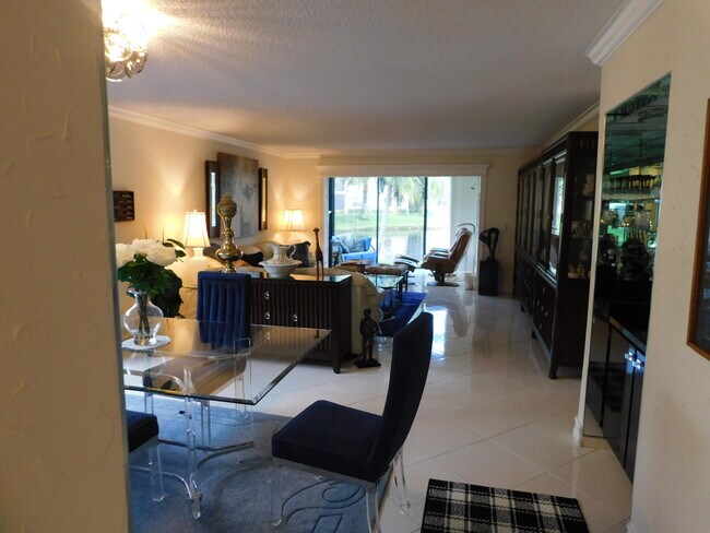 Building Photo - 9285 Vista del Lago